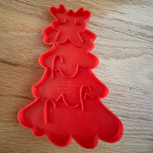 Wilton 1978 Red Christmas Cookie Cutters Set of 4 Tree, Santa, Angel, Wreath - Picture 3 of 13